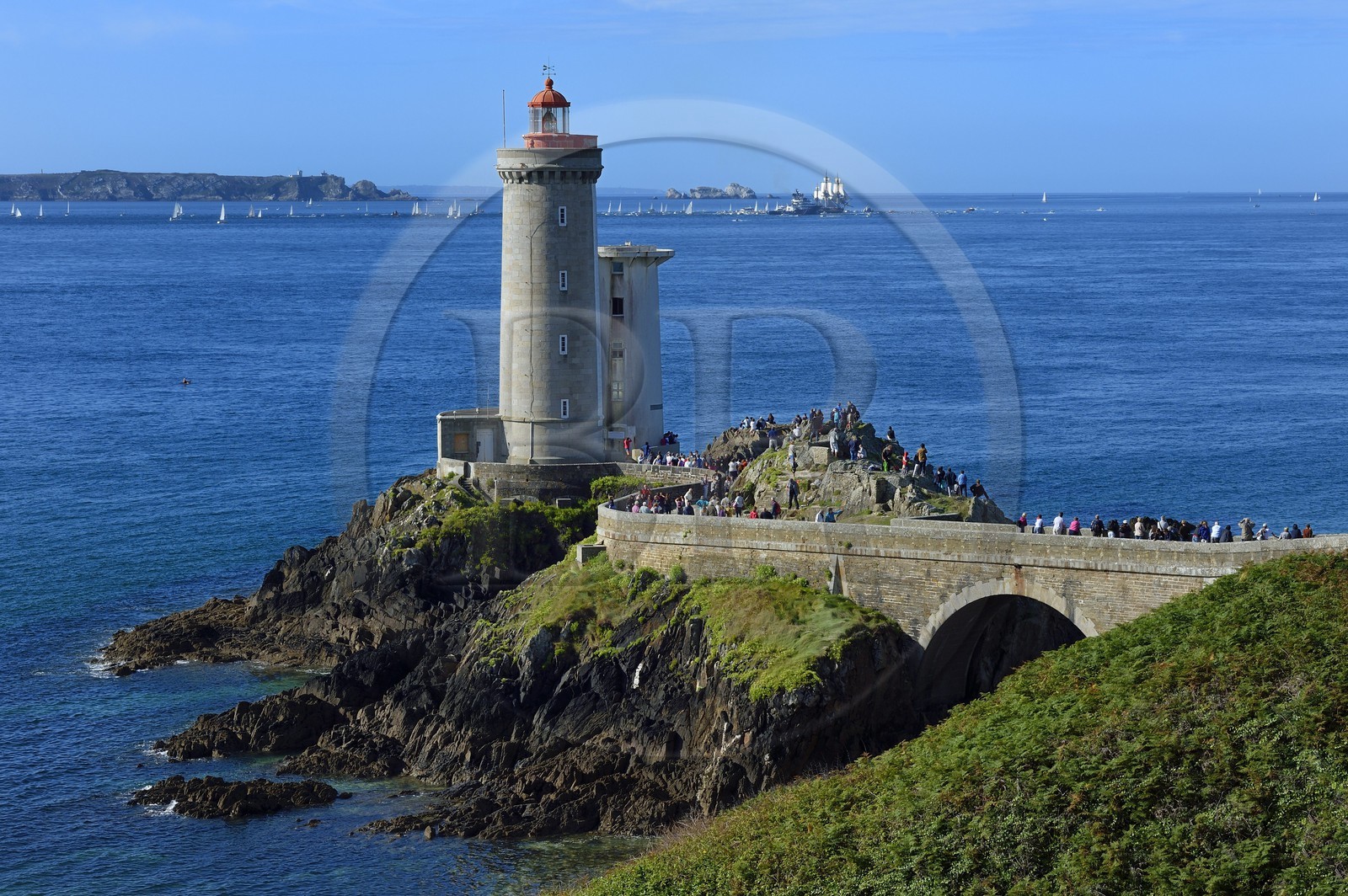 France, Finistère (29), rade de Brest, phare du Petit Minou, départ de la frégate L'Hermione, réplique du trois-mats qui transporta le marquis de Lafayette en Amérique en 1780