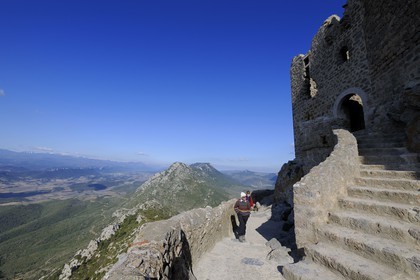 France, Aude (11), Pays Cathare, le château de Quéribus, devant la plaine de Maury et la chaine des Pyrénées