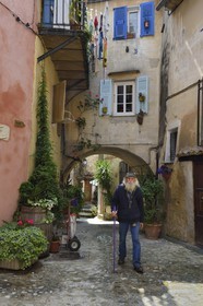 France, Alpes-Maritimes (06), Coaraze, labellisé Les Plus Beaux Villages de France, Roger Moulinier habitant depuis 1985 au village