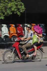 Vietnam, Hanoï, circulation en moto dans la vieille ville