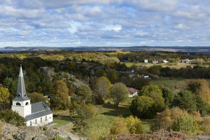 Suède, Västra Götaland, Iles Koster, Sydkoster, l'église de l'ile vue du rocher de Valfjäll