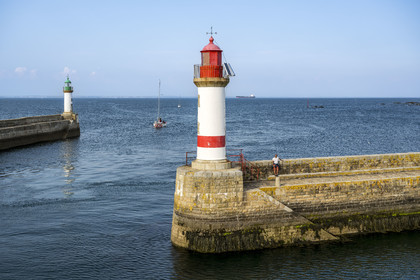 France, Morbihan (56), Ile de Groix, Port Tudy, les deux balises à l'entrée du port