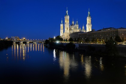 Spain, Aragon, Zaragoza, Basilica del Pilar (Our Lady of Pilar) and the Puente de Piedra over the river Ebro