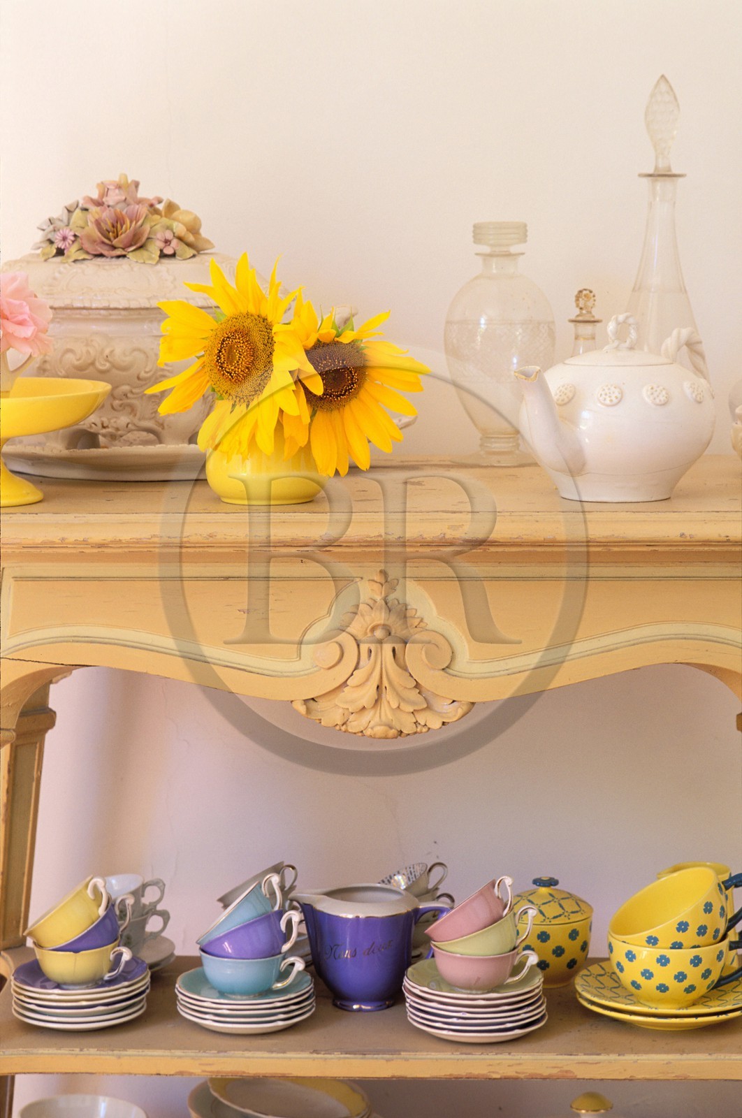 France, Gard (30), vaisselier dans la maison d' Hôte provençale Le mas de l' amandier