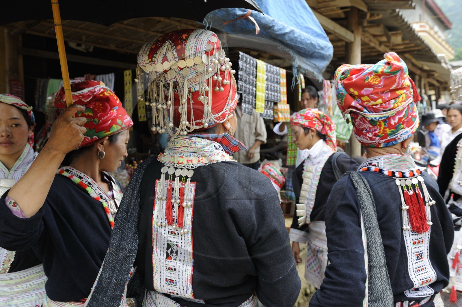 Vietnam, province de Lao Cai, région Nord-Ouest de Sapa, le marché multi-éthnique de Muong Hum, femme de la minorité des Dzao rouge