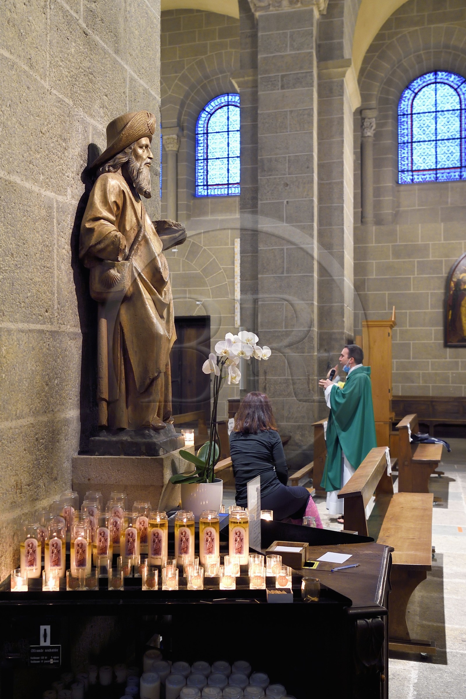 France, Haute-Loire (43), Le Puy-en-Velay, étape des chemins de Compostelle, la cathédrale Notre-Dame-de-l'Annonciation du XIIe siècle classée Patrimoine Mondial de l'UNESCO, la messe des pèlerins où sont bénis tous les matins à 7h pendant la saison estivale les marcheurs en route vers Compostelle, statue de Saint-Jacques