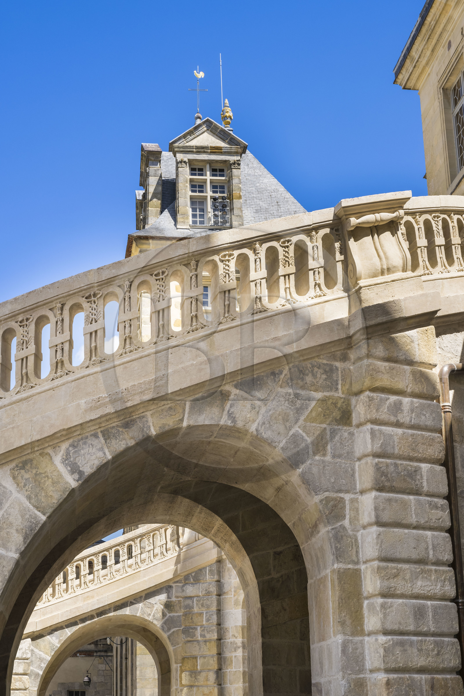 France, Seine-et-Marne (77), Fontainebleau, chateau de Fontainebleau, classé Patrimoine Mondial par l'UNESCO, Cour du Cheval blanc, escalier du Fer-à-cheval réalisé en 1550 par Philibert Delorme puis refait entre 1632 et 1634 par Jean Androuet du Cerceau, il est composé de deux monumentales volées chantournées parallèles de 46 marches