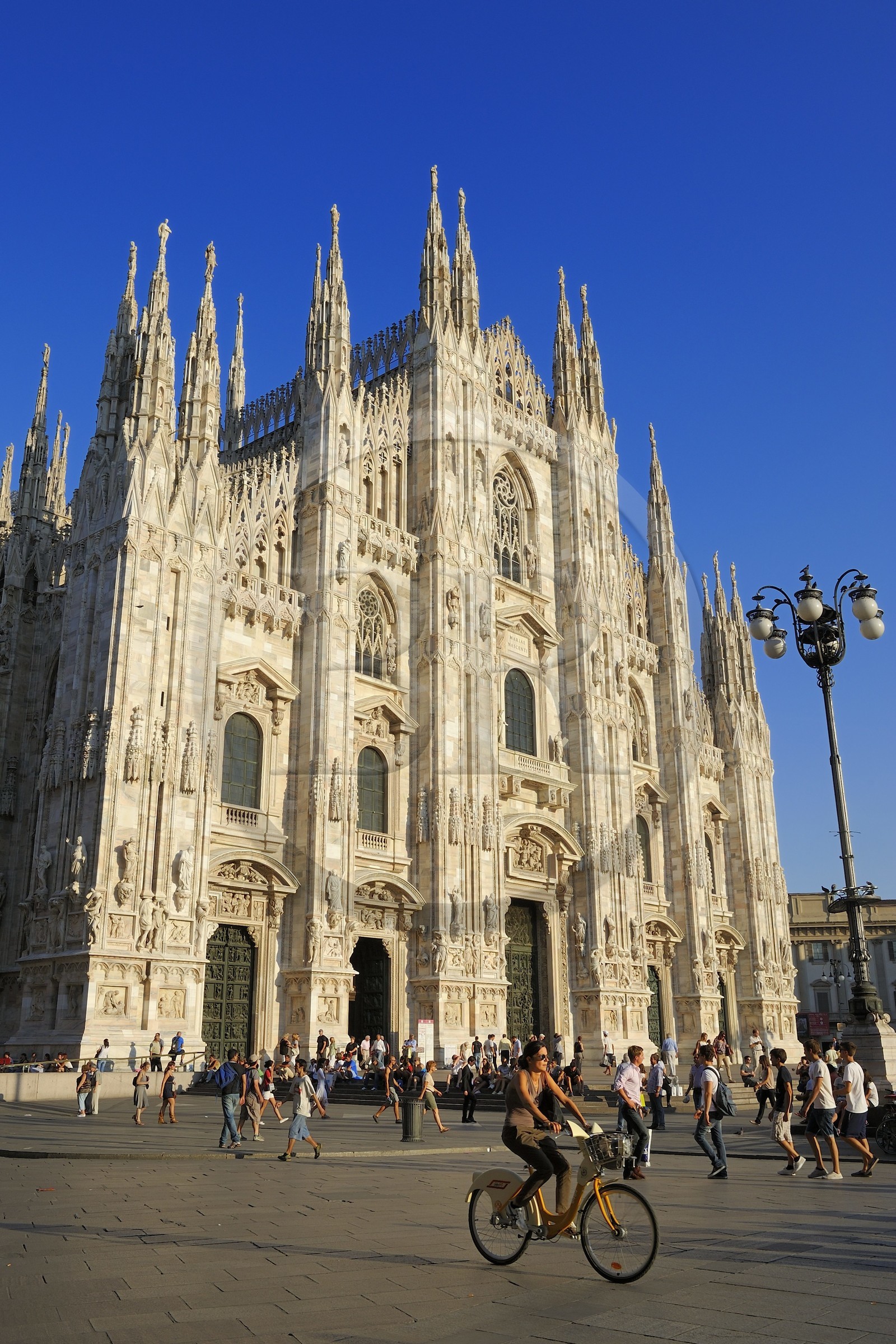 Italy, Lombardy, Milan, Piazza del Duomo, the Cathedral the Duomo in flamboyant gothic style