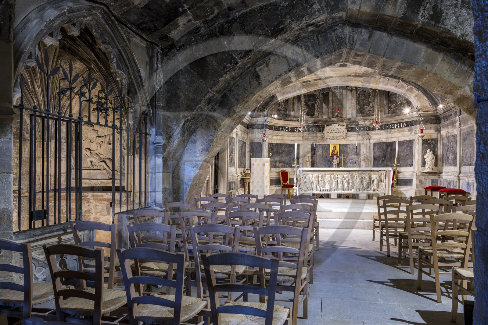 France, Bouches-du-Rhône (13), Tarascon, la collégiale royale Sainte-Marthe érigée aux XIe et XIIe siècles, la crypte remaniée au XVIIe siècle, abrite le sarcophage paléochrétien en marbre blanc (du début du IVe siècle) qui contient les reliques de Sainte-Marthe