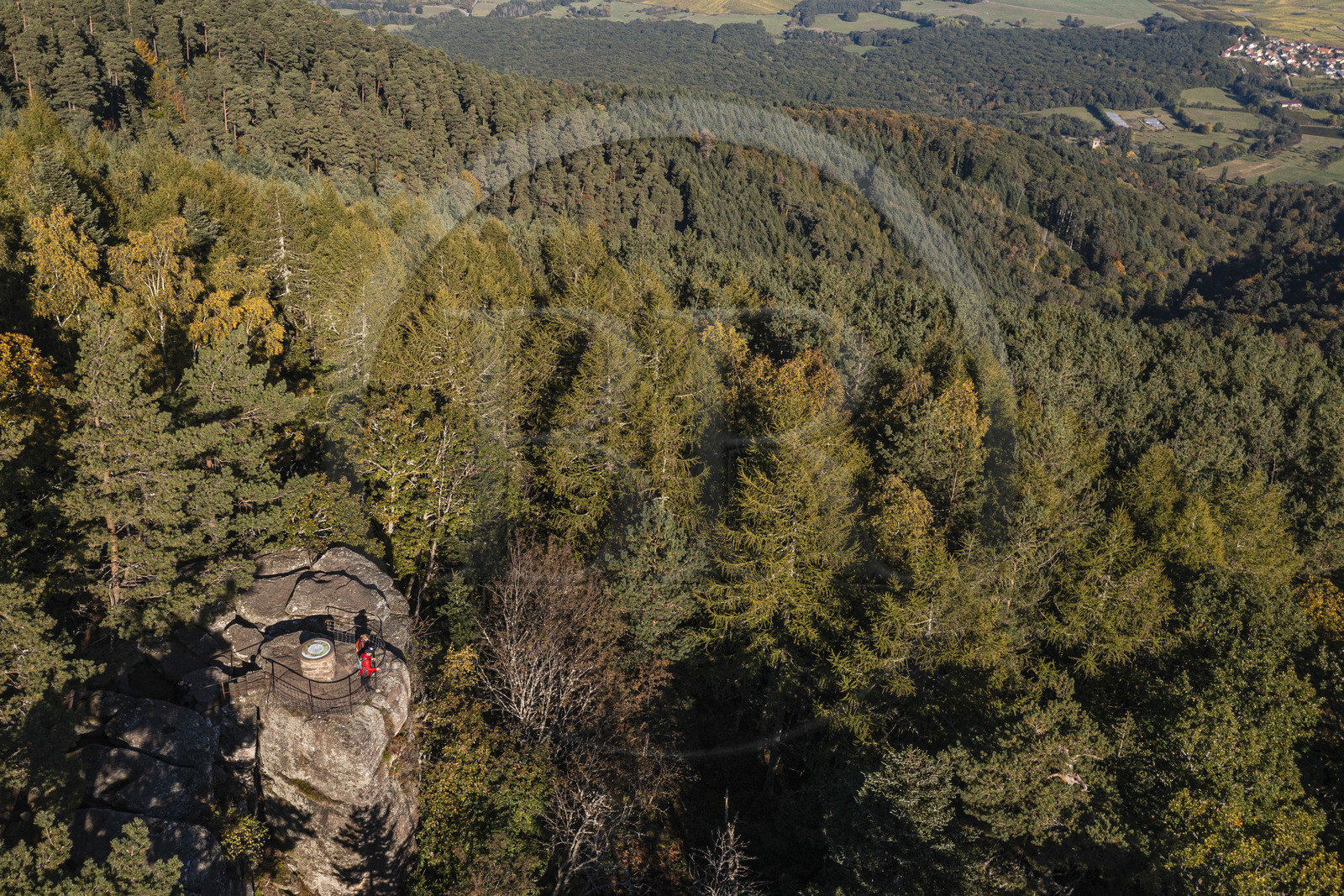 France, Bas-Rhin (67), Mont Saint-Odile, randonnée des chemins des Chateaux-forts d'Alsace, le rocher du Maennelstein en bordure du Mur Paien, éperon rocheux en grès haut d'une quinzaine de mètres qui surplombe à 817 m la plaine d'Alsace (vue aérienne)
