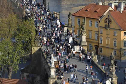 République Tchèque, Prague, centre historique classé Patrimoine Mondial de l' UNESCO, le pont Charles (Karluv Most ou Karlov Most) sur la rivière Vltava et le quartier de Kampa