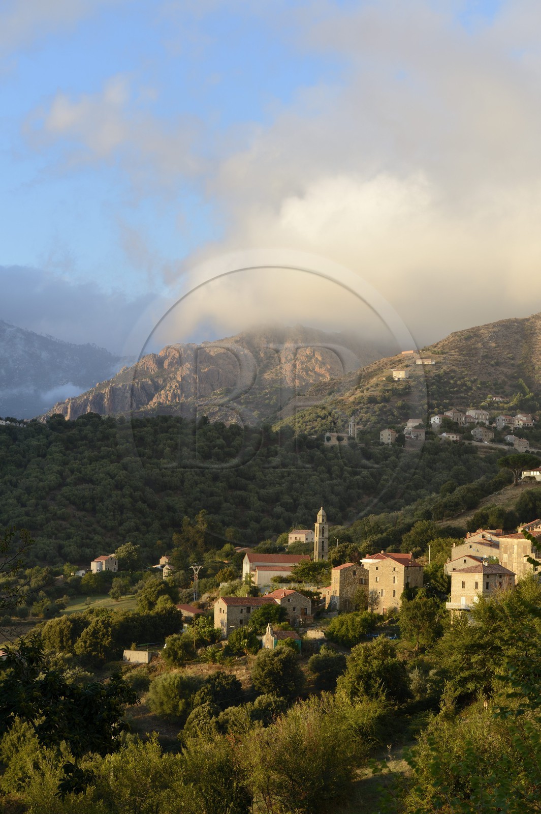 France, Corse-du-Sud (2A), région de Sartène, village de Fozzano et Santa Maria Figaniella en arrière plan France, Corse-du-Sud (2A), région de Sartène, village de Fozzano et Santa Maria Figaniella en arrière plan