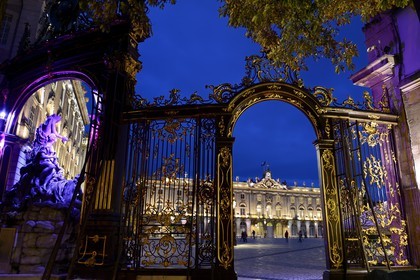 France, Meurthe-et-Moselle (54), Nancy, place Stanislas (ancienne Place Royale) construite par Stanislas Leszczynski, roi de Pologne et dernier duc de Lorraine au XVIIIe siècle, classée Patrimoine Mondial de l'UNESCO, fontaine d'Amphitrite et grille en feuille d'or de Jean Lamour