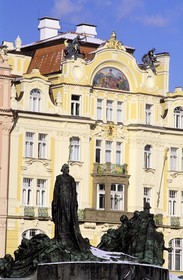 République Tchèque, Prague, Staré Mesto, place de la vieille ville (Staromestské namesti) le monument au héros Jan Hus