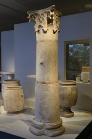Israel, Jérusalem, quartier de Guivat Ram, musée d'Israel, departement d'archéologie, chapiteau corinthien à partir du 1er siècle avant notre ère