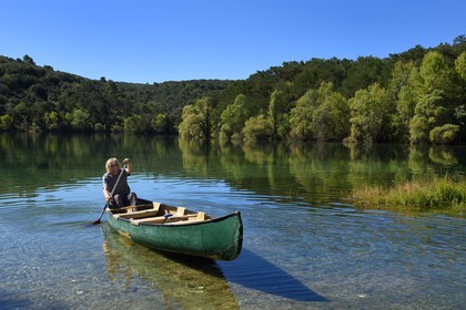 Var (83) rive gauche et Alpes-de-Haute-Provence (04) rive droite, Parc Naturel Régional du Verdon, Basses Gorges du Verdon en aval du lac de Sainte Croix, Gaetan Hémery de Canoe Verdon