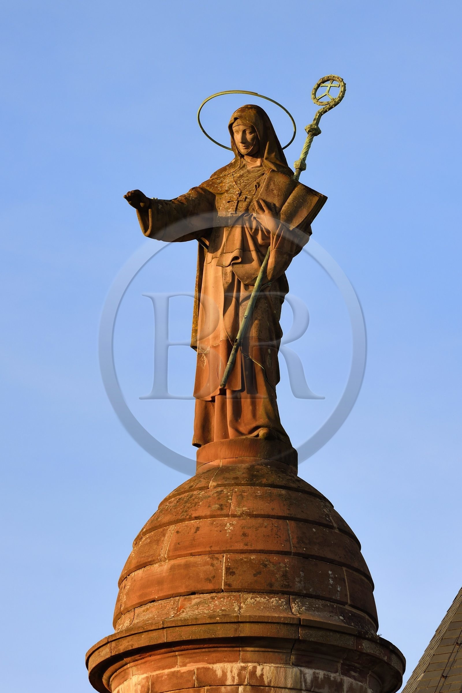 France, Bas-Rhin (67), Mont Saint-Odile, abbaye de Hohenbourg encore appelée couvent du Mont-Sainte-Odile, statue de Sainte-Odile placée sur le toit du couvent et faisant face à la plaine d'Alsace