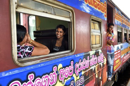 Sri Lanka, Province du Sud, train de Colombo à Galle, arrivée à Galle, jeunes femmes