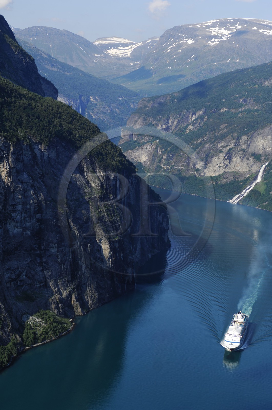 Norvège, More Og Romsdal, bateau de croisière dans le Geirangerfjord (vue aérienne)