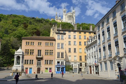 France, Rhône (69), Lyon, site historique classé Patrimoine Mondial de l'UNESCO, Vieux Lyon, place Saint Jean dominée par la basilique Notre-Dame de Fourvière