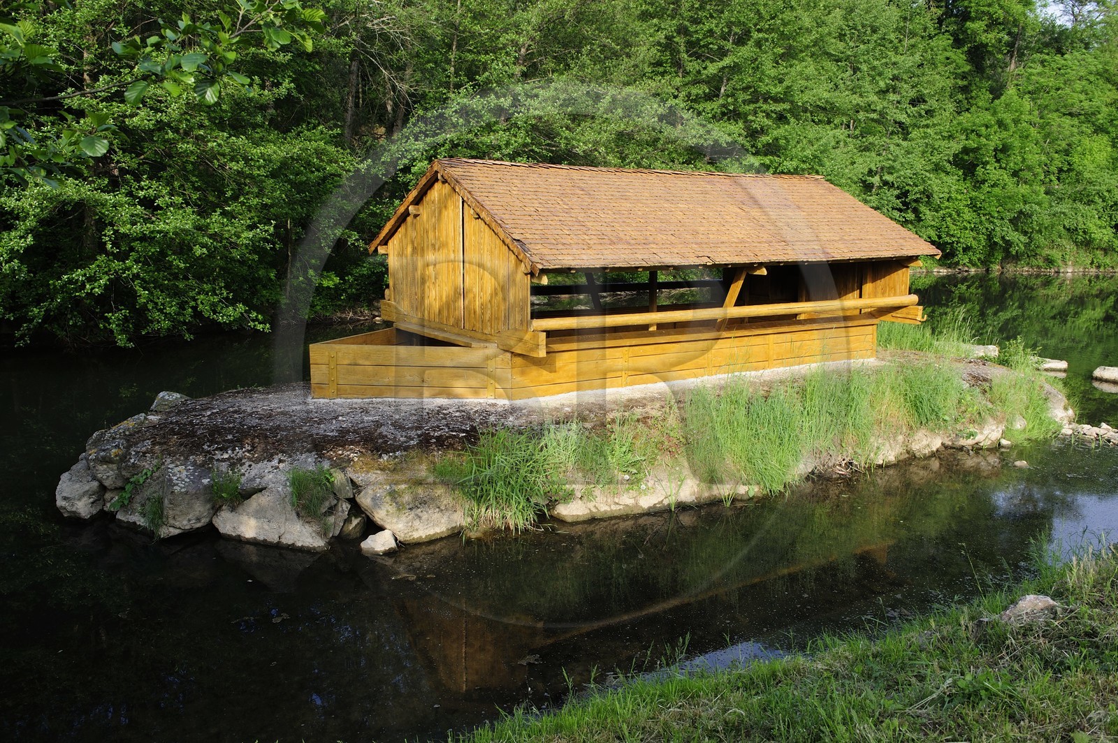 France, Côte d'Or (21), Semur-en-Auxois, bateau lavoir sur l'Armançon