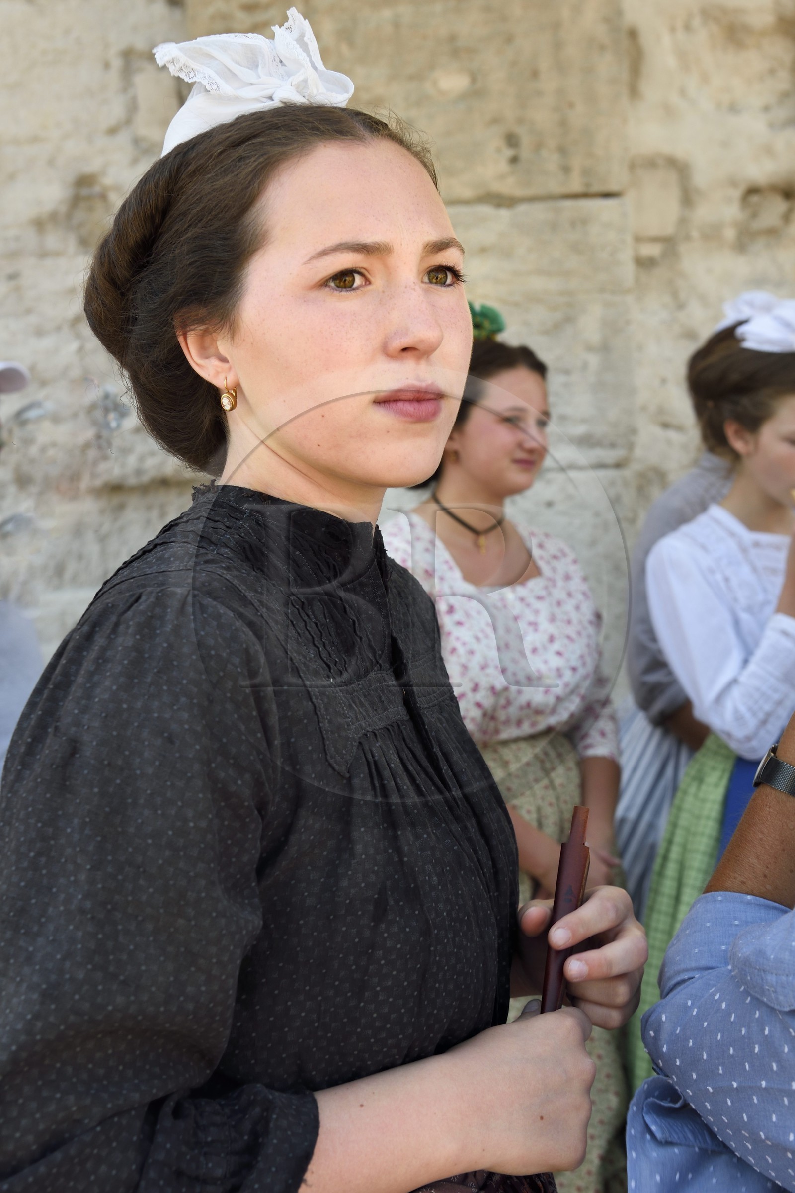 France, Bouches-du-Rhône (13), Arles, la course camarguaise de la Cocarde d'Or aux Arènes, jeune arlésienne en costume traditionnel France, Bouches-du-Rhône (13), Arles, la course camarguaise de la Cocarde d'Or aux Arènes, jeune arlésienne en costume traditionnel