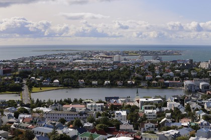 Islande, Reykjavik, l'hôtel de ville (à droite) au bord du lac Tjörnin