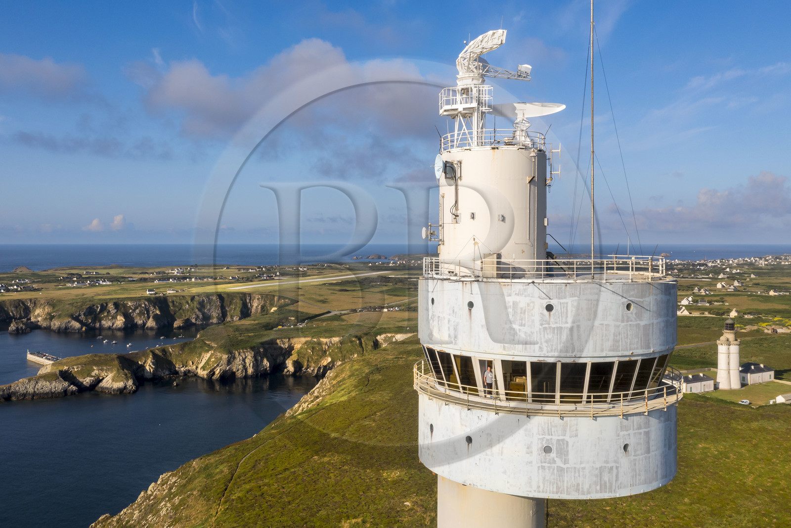 France, Finistère (29), Mer d'Iroise, Ile d'Ouessant, tour radar du Stiff de l'architecte Jean Prouvé (1982) qui surveille le rail de circulation maritime dans la Manche pour le Cross Corsen, Patrick Cornic, technicien du CROSS en poste depuis 2014 (vue aérienne)