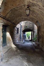 France, Var (83), La Dracénie, village de Châteaudouble, ruelle passant sous un porche qui était l'ancien accès principal du village