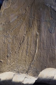 France, Alpes-Maritimes (06), vallée de la Roya, Tende, musée départemental des Merveilles, rocher original de la Vallée des Merveilles avec la gravure dite du Chef de Tribu, figure anthropomorphe à gauche, des poignards et un grand réticulé de 32 cases qui symboliserait les champs cultivés à droite