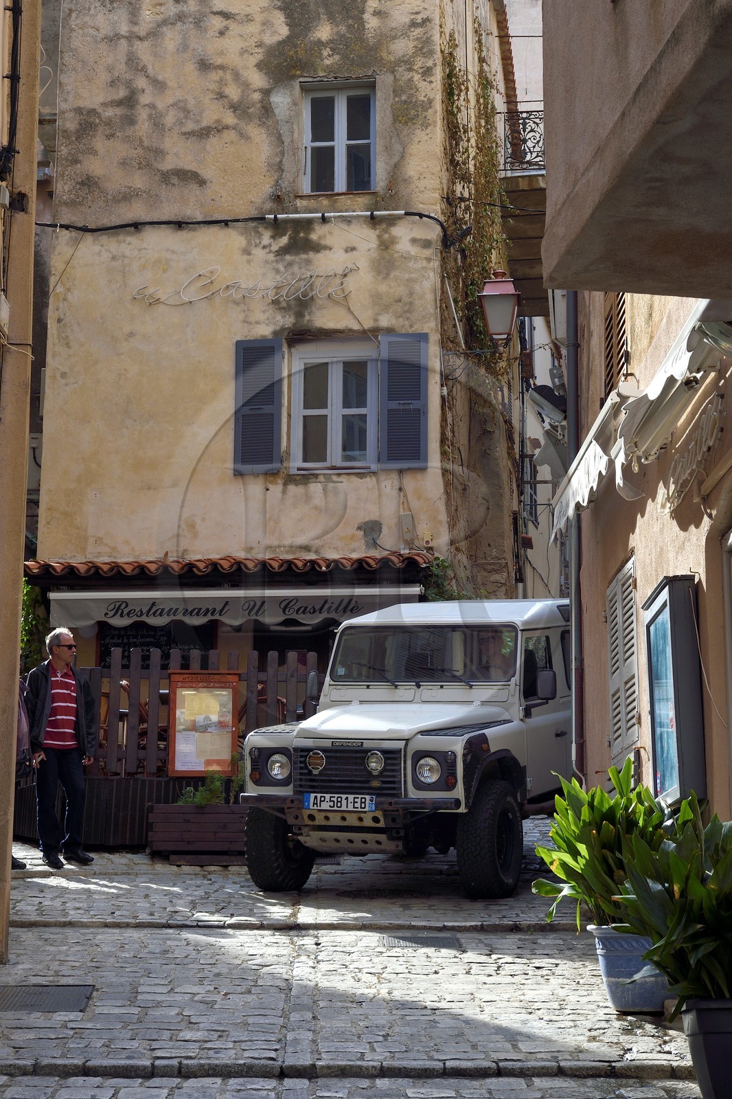 France, Corse-du-Sud (2A), Bonifacio, Ville Haute, l'étroite rue Simon Varsi France, Corse-du-Sud (2A), Bonifacio, Ville Haute, l'étroite rue Simon Varsi