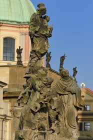 République Tchèque, Prague, centre historique classé Patrimoine Mondial de l' UNESCO, statue sur le pont Charles (Karluv Most)