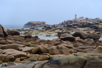 France, Côtes-d'Armor (22), Côte de Granit Rose, Trégastel, la pointe de Squewel et le phare de Mean Ruz de Ploumanach depuis l'Ile Renote