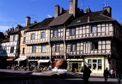 France, Saône-et-Loire (71), Châlon-sur-Saône, maisons anciennes à colombages place Saint-Vincent