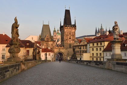 République Tchèque, Prague, centre historique classé Patrimoine Mondial de l' UNESCO, le pont Charles (Karluv Most ou Karlov Most), la tour gothique à l'entrée du pont du côté du quartier de Mala Strana devant l'église Saint Nicolas (Sv. Mikulase) et le chateau Royal en arrière plan à droite