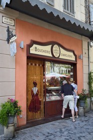 France, Bouches-du-Rhône (13), Arles, quartier de la Roquette, boucherie rue des Porcelets