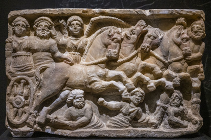 France, Gard (30), Nîmes, Musée de la Romanité, cuve d'une urne cinéraire étrusque en albatre représentant l'enlèvement de Perséphone (Volterra IIème siècle av. J.-C.)(exposition temporaire)