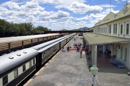 Namibie, région de Khomas, Windhoek, quai de la gare à l'architecture coloniale datant de l'époque allemande