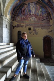 France, Haute-Loire (43), Le Puy-en-Velay, la cathédrale Notre-Dame-de-l'Annonciation du XIIe siècle classée Patrimoine Mondial de l'UNESCO, Annalisa Odoardi, restauratrice d’œuvres d'art qui oeuvre sur les chantiers de la catnédrale devant la chapelle latérale souterraine Saint-Martin sous le porche
