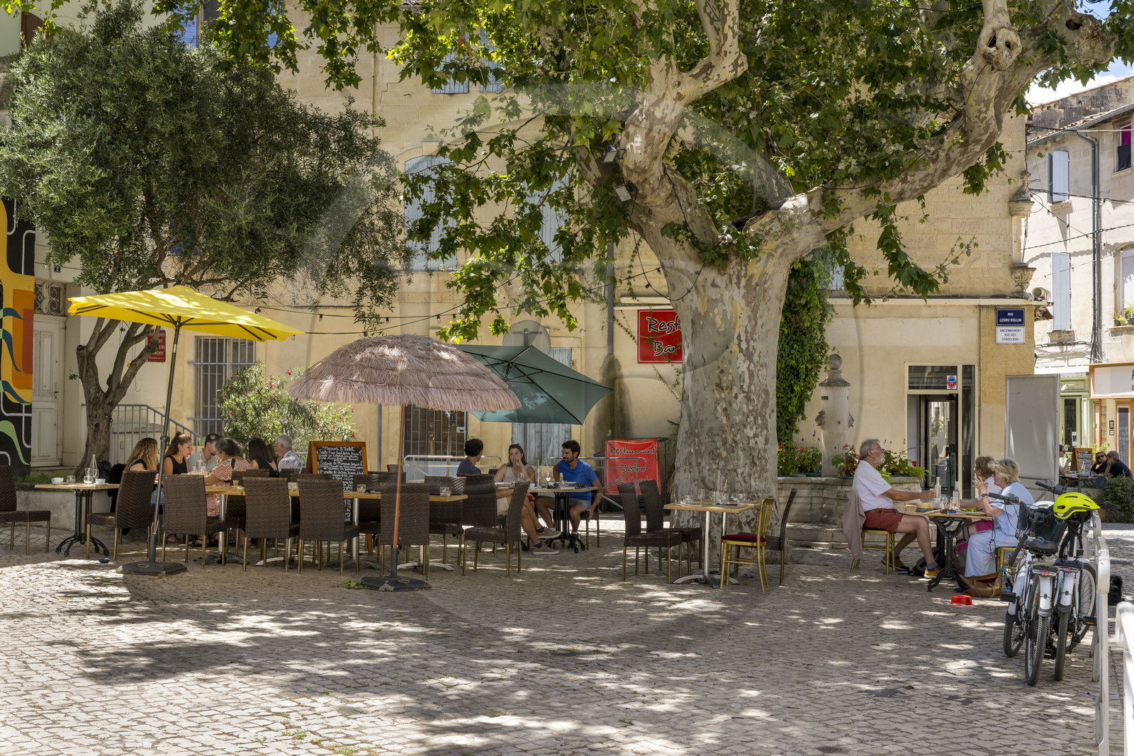 France, Bouches-du-Rhône (13), Tarascon, terrasse de café place Ledru-Rollin face au musée d’Art et d’Histoire Les Cordeliers France, Bouches-du-Rhône (13), Tarascon, terrasse de café place Ledru-Rollin face au musée d’Art et d’Histoire Les Cordeliers