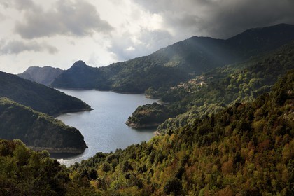 France, Corse-du-Sud (2A), Vallée du Prunelli, village de Tolla au bord du lac artificiel de Tolla depuis le col de la Scalledda