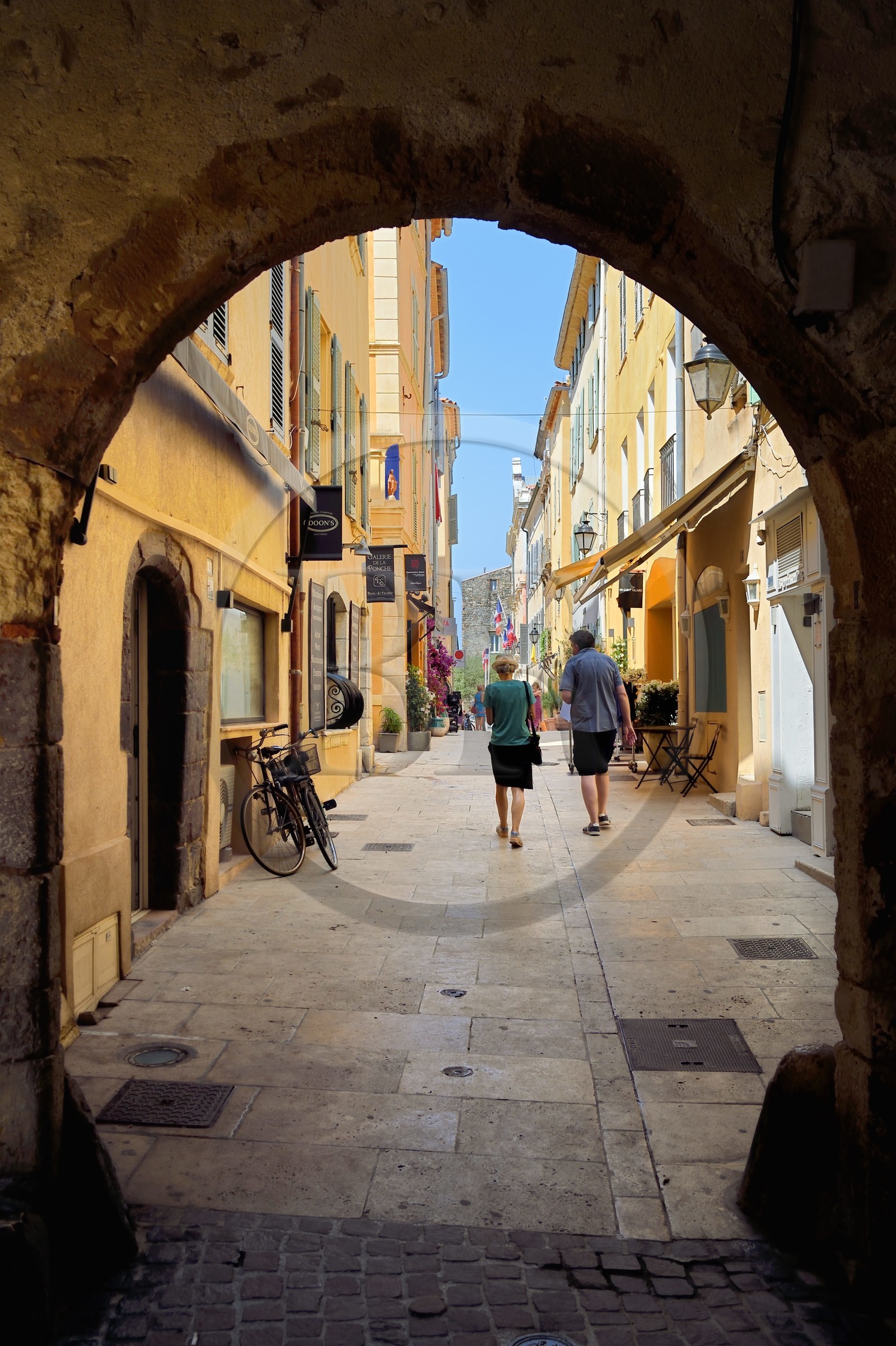 France, Var (83), Saint-Tropez, rue de la Ponche dans la vieille ville qui passe sous la Tour des Remparts