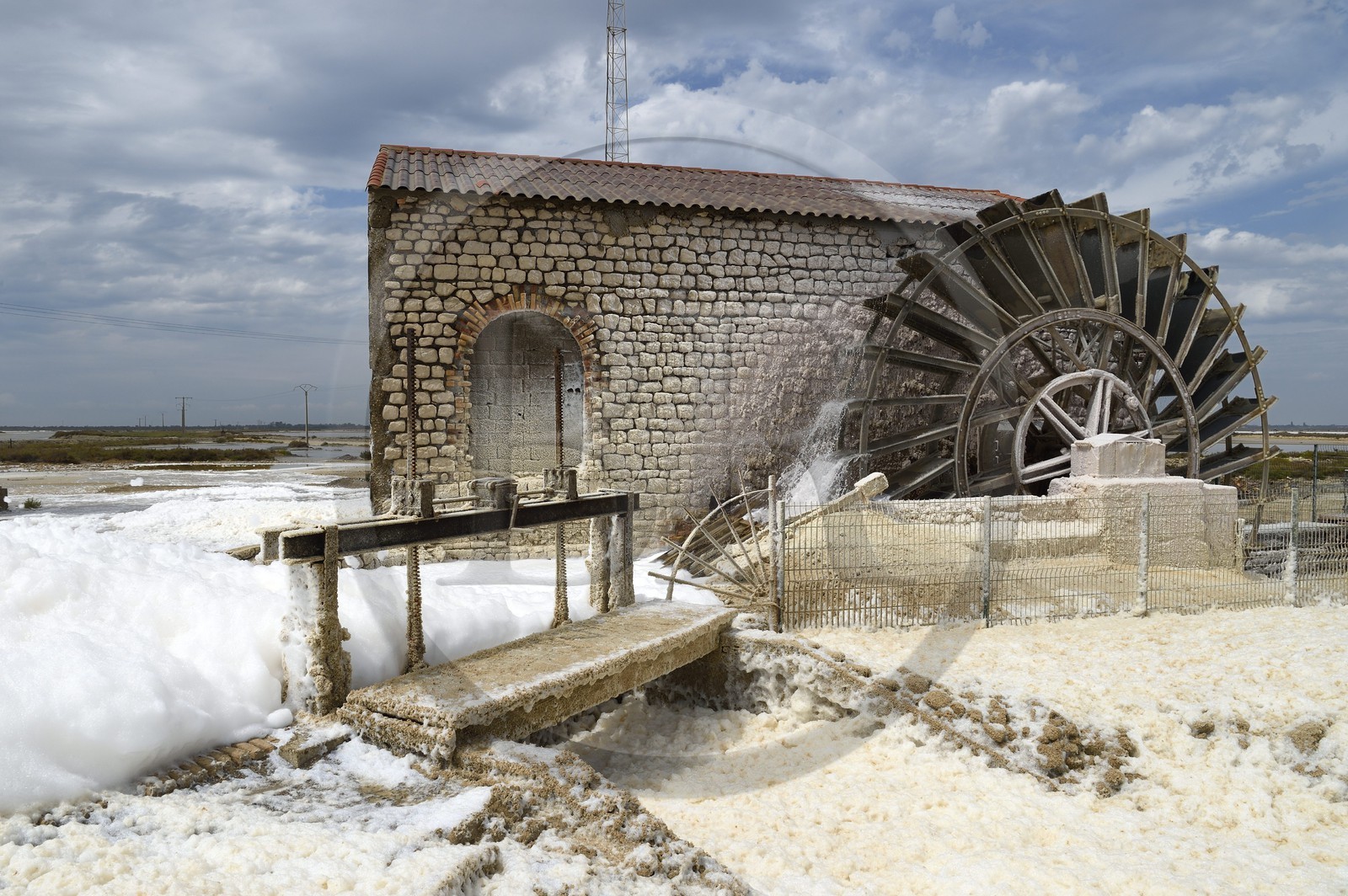 France, Bouches-du-Rhône (13), Camargue, Salin-de-Giraud, les salins du Midi, roue à aube de la station de pompage France, Bouches-du-Rhône (13), Camargue, Salin-de-Giraud, les salins du Midi, roue à aube de la station de pompage