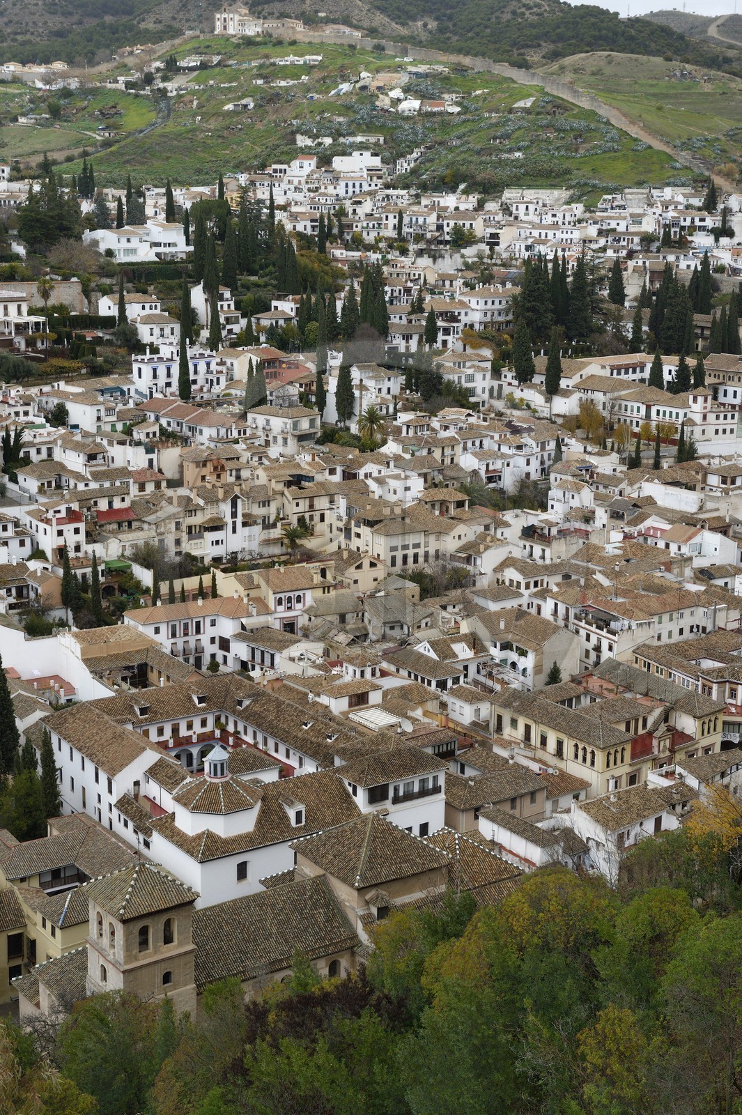 Spain, Andalusia, Granada, Albaicin District listed as World Heritage by UNESCO from the Alhambra, in the background the gypsy quarter and city walls