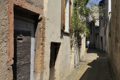 France, Saône et Loire (71), Tournus, rue étoite et moyenageuse de l'Haulte