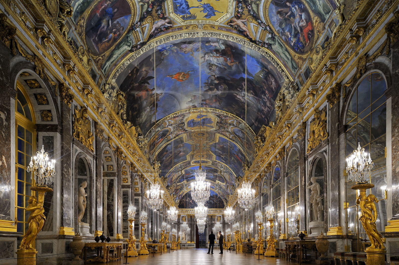 France, Yvelines (78), château de Versailles, classé Patrimoine Mondial de l'UNESCO, Galerie des Glaces (longueur 73m et largeur 10,50m) avec 17 fenêtres et 357 miroirs, architecte Jules Hardouin-Mansart (1678 - 1684) France, Yvelines (78), château de Versailles, classé Patrimoine Mondial de l'UNESCO, Galerie des Glaces (longueur 73m et largeur 10,50m) avec 17 fenêtres et 357 miroirs, architecte Jules Hardouin-Mansart (1678 - 1684)