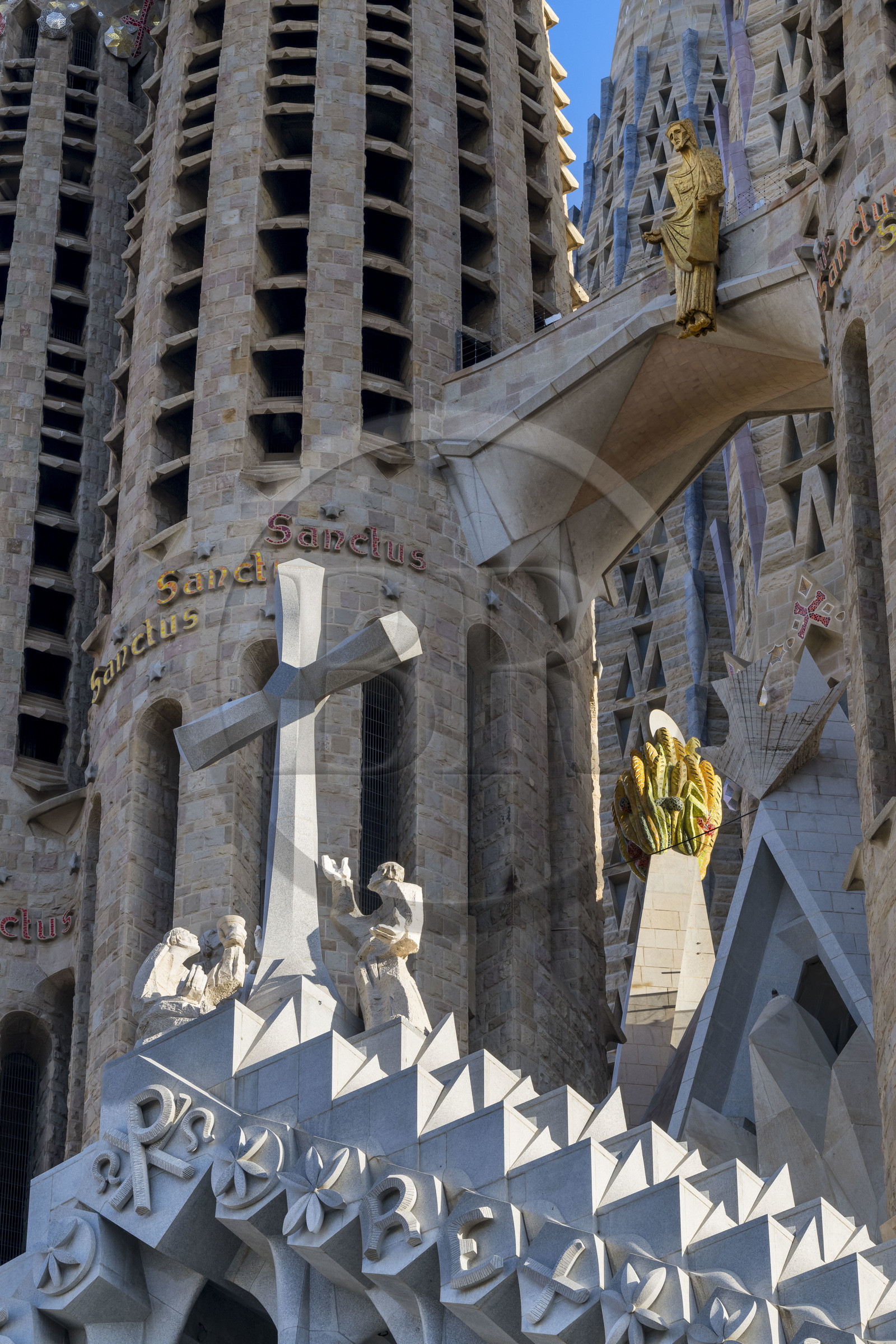 Espagne, Catalogne, Barcelone, quartier de l'Eixample, basilique de la Sagrada Familia de l'architecte du modernisme catalan Antoni Gaudi classée Patrimoine Mondial de l'UNESCO, la façade de la passion, la Croix Glorieuse sous la sculpture en bronze de l'ascension du Christ Espagne, Catalogne, Barcelone, quartier de l'Eixample, basilique de la Sagrada Familia de l'architecte du modernisme catalan Antoni Gaudi classée Patrimoine Mondial de l'UNESCO, la façade de la passion, la Croix Glorieuse sous la sculpture en bronze de l'ascension du Christ