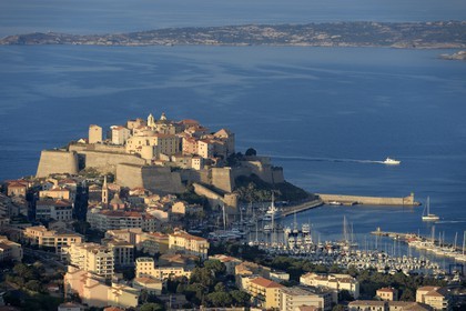 France, Haute-Corse (2B), Calvi et sa citadelle génoise dans la baie de Calvi
