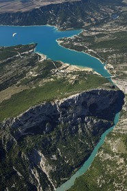 Var (83) rive gauche et Alpes-de-Haute-Provence (04) rive droite, Parc Naturel Régional du Verdon, les Gorges du Verdon qui débouchent sur le lac de Sainte Croix (vue aérienne)