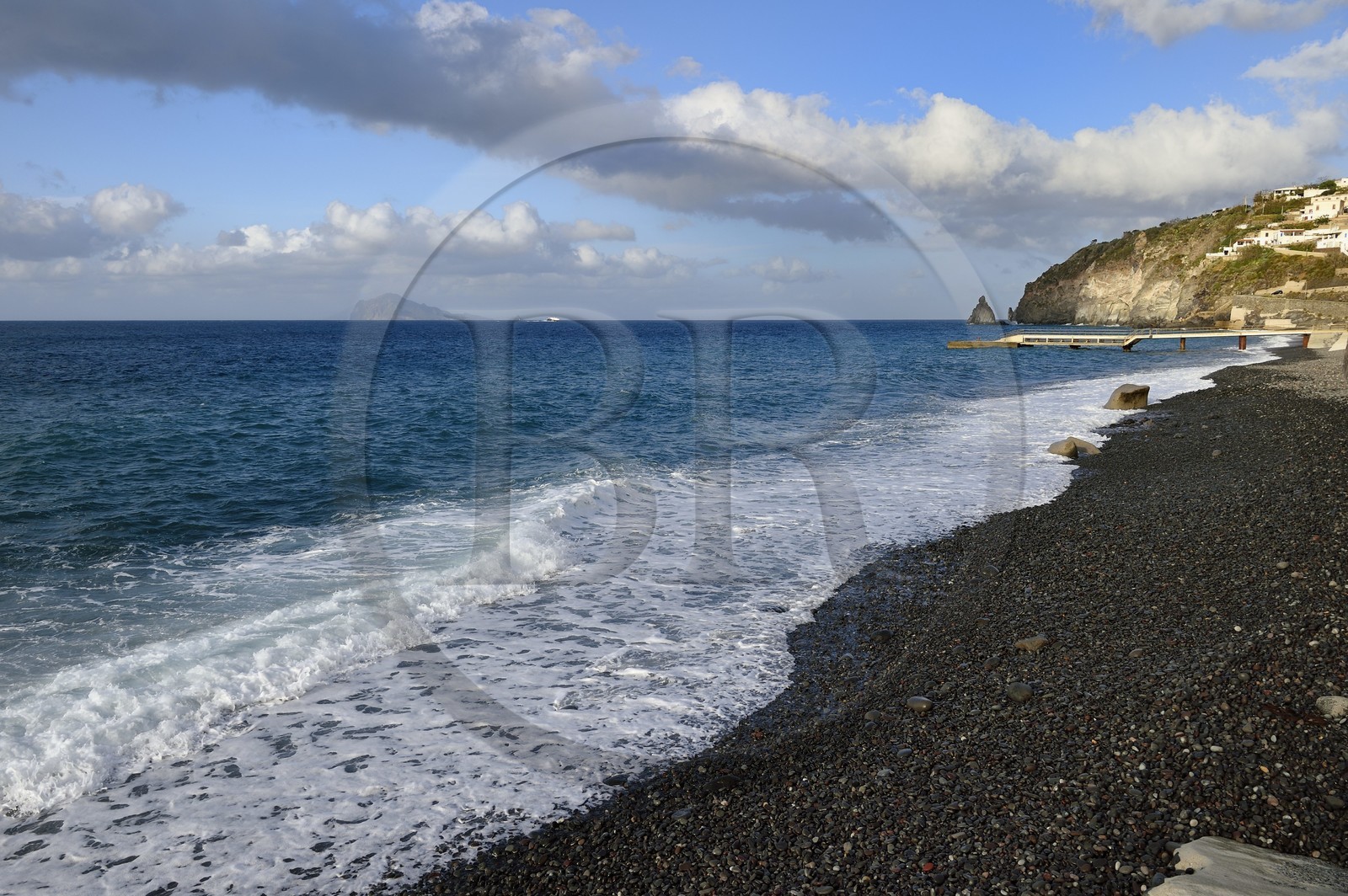 Italie, Sicile, iles Eoliennes, classées Patrimoine Mondial de l'UNESCO, Ile de Lipari, plage de galet de Acquacalda